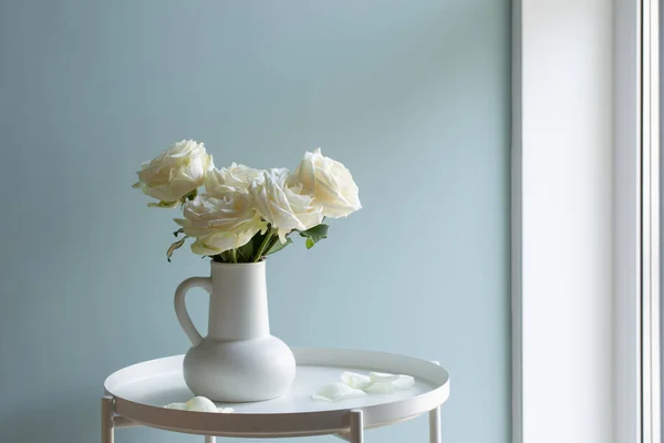 Μπουκέτο Από Λευκά Τριαντάφυλλα Λευκό Κανάτα Στο Μοντέρνο Εσωτερικό — Φωτογραφία Αρχείου