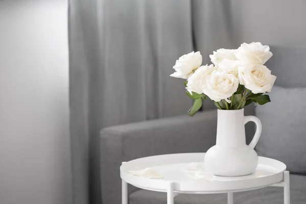 Modern Mekanda Beyaz Sürahide Beyaz Güller — Stok fotoğraf