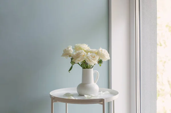 Bouquet Rose Bianche Brocca Bianca Interni Moderni — Foto Stock