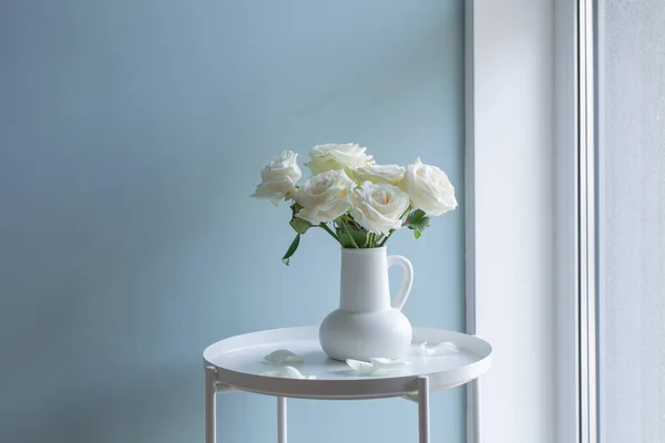 现代室内白色水壶中的一束白玫瑰 — 图库照片