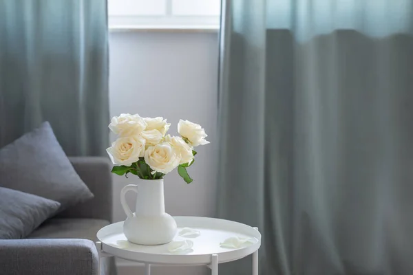现代室内白色水壶中的一束白玫瑰 — 图库照片