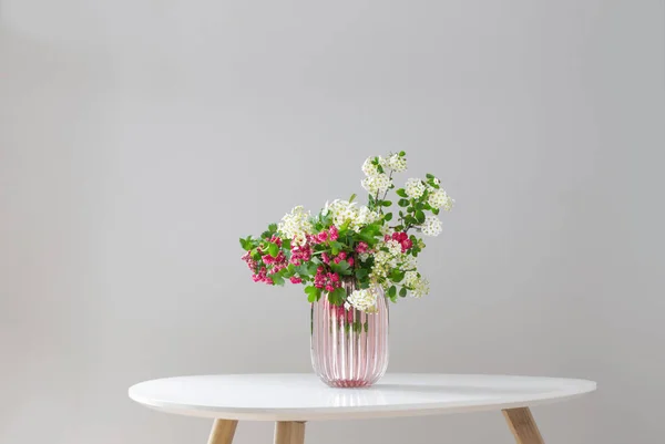 Różowo Białe Gałązki Kwitnące Nowoczesnym Szklanym Wazonie Białym Tle — Zdjęcie stockowe