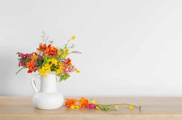 Letnie Kwiaty Białym Dzbanku Drewnianym Stole — Zdjęcie stockowe