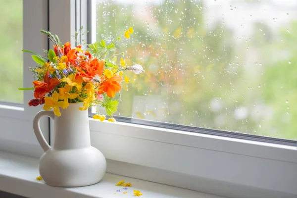 Sommerblumen Weißen Krug Auf Der Fensterbank — Stockfoto