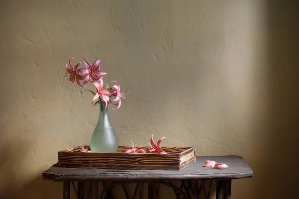 Красивая Лилия Стеклянной Вазе Старой Деревянной Полке — стоковое фото
