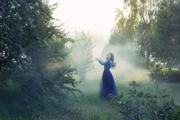 Молодая Красивая Женщина Голубом Винтажном Платье Волшебном Лесу — стоковое фото