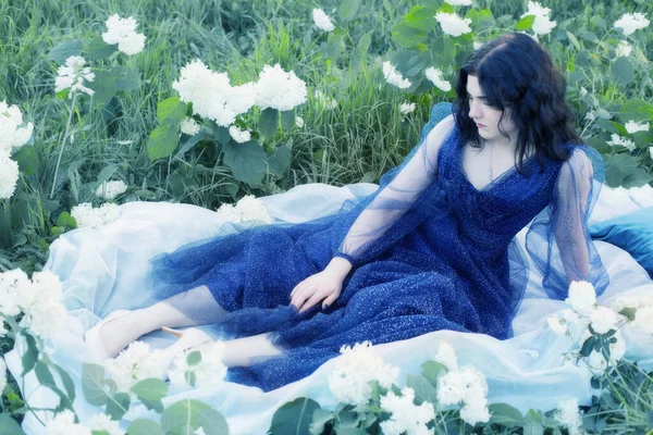 Jong Mooi Vrouw Blauw Jurk Gras Met Witte Bloemen — Stockfoto