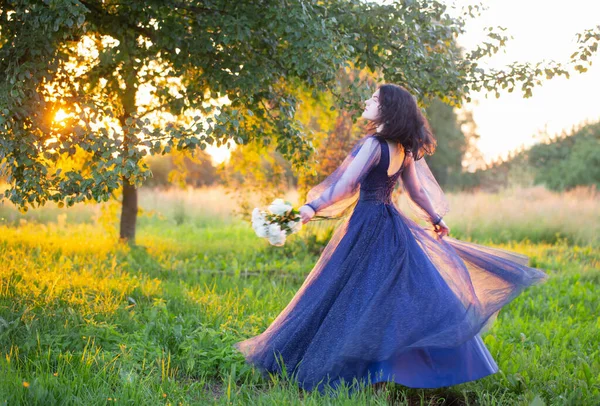 Jovem Mulher Bonita Vestido Azul Vintage Com Flores Brancas Pôr — Fotografia de Stock