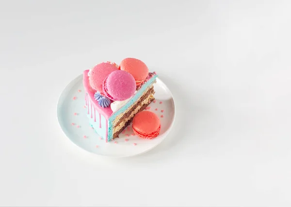Morceau Gâteau Avec Décor Rose Bleu Sur Plaque Blanche — Photo
