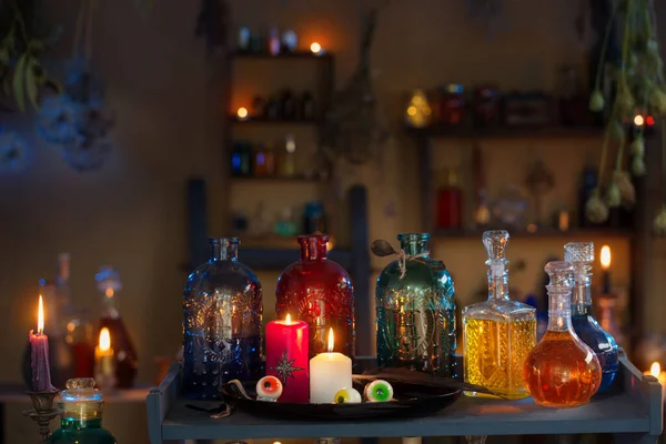 巫婆家里的魔法药水 夜里点着蜡烛 — 图库照片