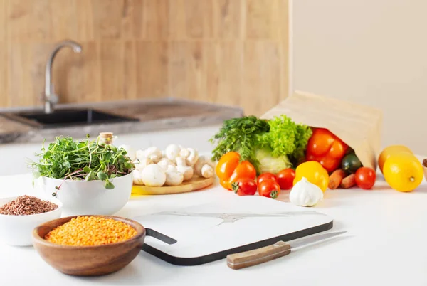 Mutfaktaki Beyaz Masada Taze Sağlıklı Vejetaryen Yemeği — Stok fotoğraf