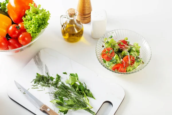 Beyaz Masada Sağlıklı Vejetaryen Salatası — Stok fotoğraf