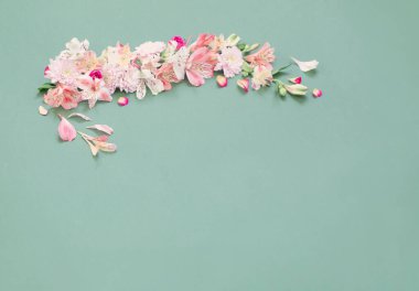 yeşil zemin üzerine yaz çiçek