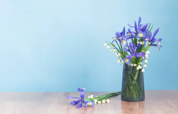 Весенние Цветы Стеклянной Вазе Голубом Фоне — стоковое фото
