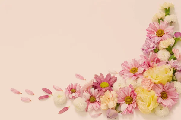 Sarı Arkaplanda Çiçek Çerçevesi — Stok fotoğraf
