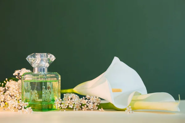 Garrafa Perfume Com Plantas Flores Fundo Verde — Fotografia de Stock