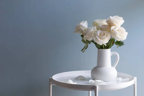 Ramo Rosas Blancas Jarra Blanca Interior Moderno — Foto de Stock