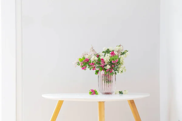 Rosa Och Vit Vår Blommande Grenar Modern Glasvas Vit Bakgrund — Stockfoto