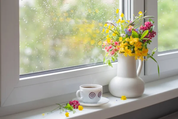 Летние Цветы Белом Кувшине Чашкой Кофе Подоконнике — стоковое фото