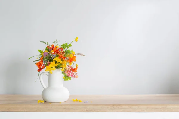 Letní Květiny Bílém Džbánu Dřevěném Stole — Stock fotografie