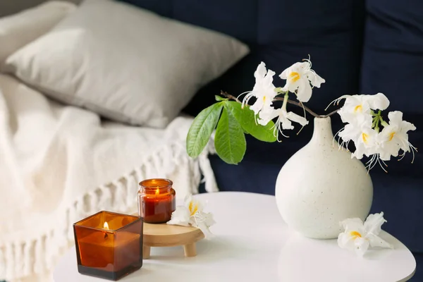 Zweig Des Weißen Rhododendrons Der Vase Und Brennende Kerzen Modernen — Stockfoto