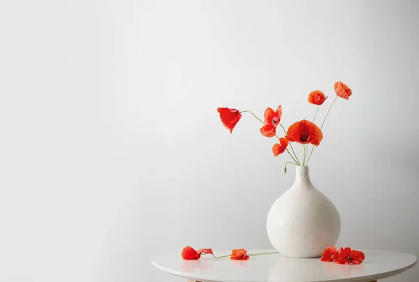 Beyaz Arkaplanda Vazoda Kırmızı Gelincikler — Stok fotoğraf