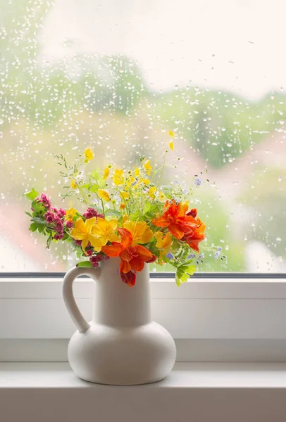 Sommerblumen Weißen Krug Auf Der Fensterbank — Stockfoto