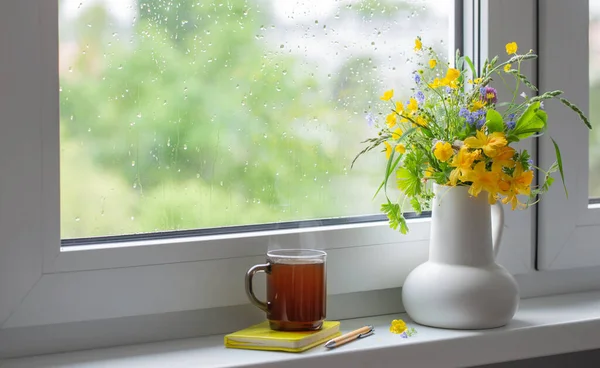 Летние Цветы Белом Кувшине Чашкой Чая Подоконнике — стоковое фото