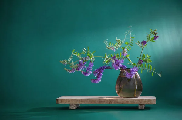 Flores Violetas Silvestres Jarrón Vidrio Sobre Fondo Verde —  Fotos de Stock