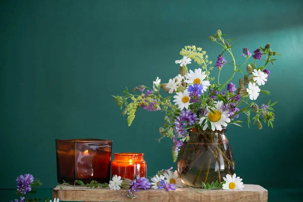 Wild Flowers Glass Brown Vase Burning Candles Green Background — Stock Photo, Image
