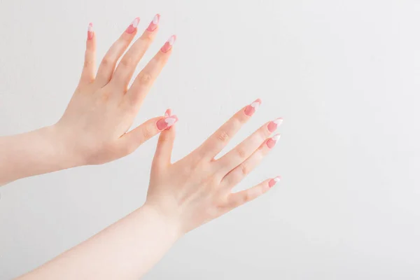 Γυναικεία Χέρια Όμορφα Μακριά Νύχια Μανικιούρ Σχέδιο Καρδιάς — Φωτογραφία Αρχείου