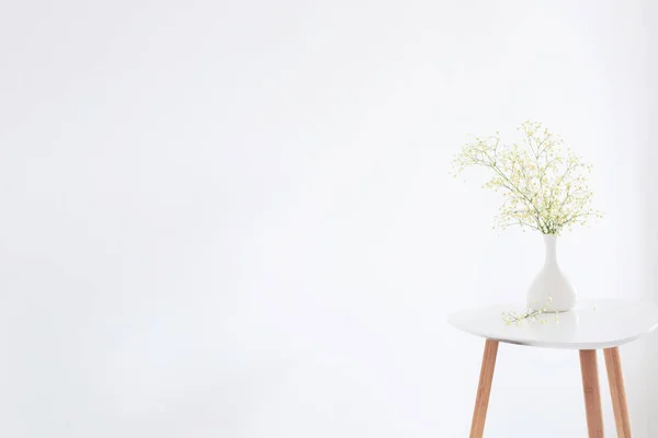Gelbe Gipsophila Weißer Vase Auf Weißem Hintergrund — Stockfoto