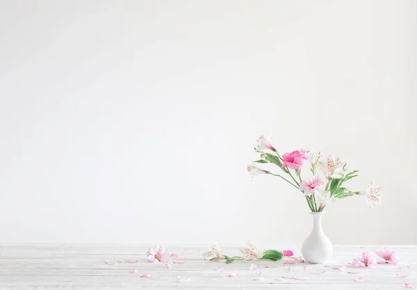Fleurs Roses Blanches Vase Sur Fond Blanc — Photo