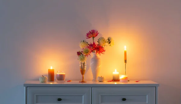 Mooi Decor Met Bloemen Pompoenen Kaarsen Witte Achtergrond — Stockfoto