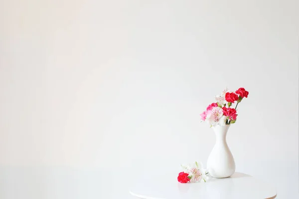Flores Vaso Branco Sobre Fundo Branco — Fotografia de Stock