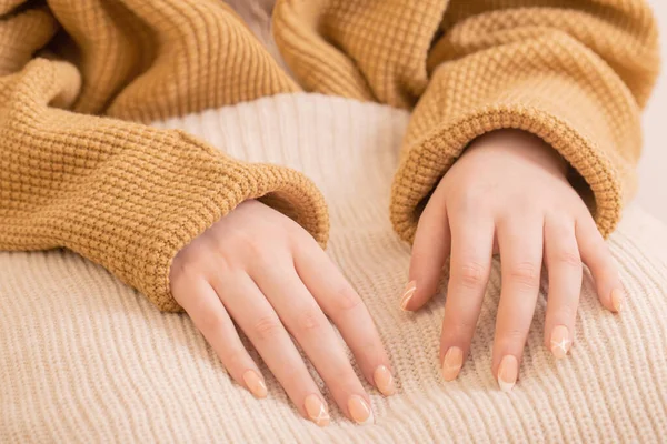 Vrouwen Handen Met Manicure Met Gebreide Deken — Stockfoto