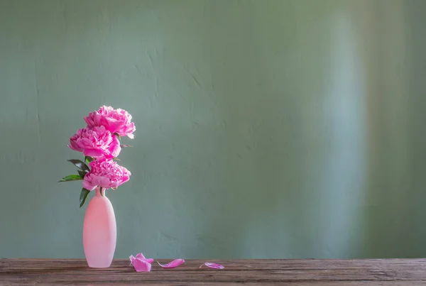 Rosa Pfingstrosen Rosa Vase Auf Grünem Hintergrund — Stockfoto