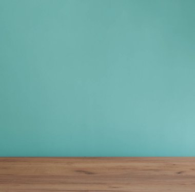 modern ahşap masa ve mavi duvarlı arkaplan
