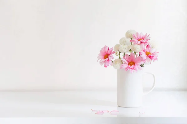 白色背景的古董杯中的白色和粉色菊花 — 图库照片
