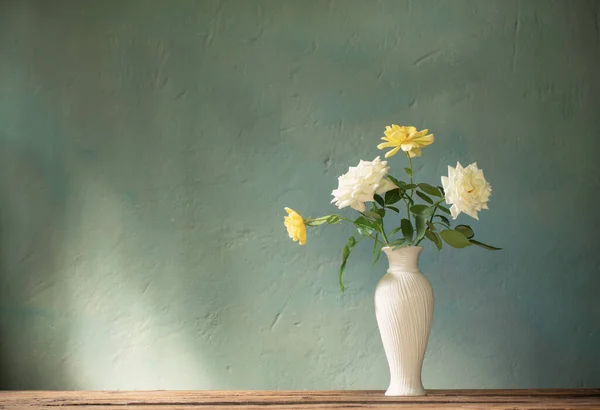 Róże Białym Wazonie Drewnianym Stole Tle Ciemnej Ściany — Zdjęcie stockowe