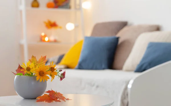 Schöner Herbstlicher Strauß Mit Blumen Und Blättern Hause — Stockfoto
