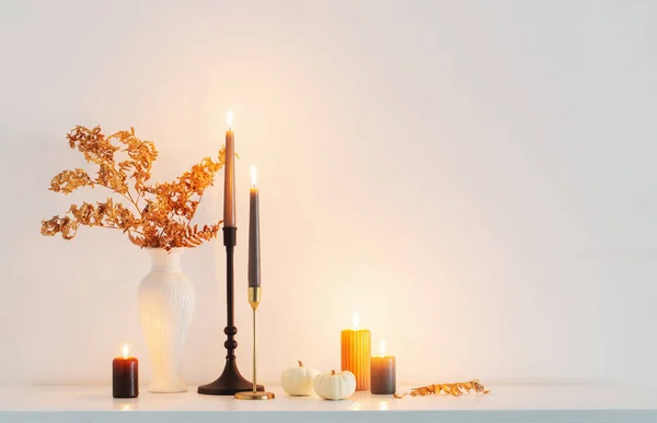 Όμορφη Φθινοπωρινή Διακόσμηση Σπιτιού Κεριά Που Καίγονται Στο Λευκό Εσωτερικό — Φωτογραφία Αρχείου