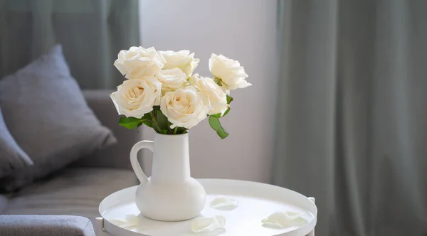 Buquê Rosas Brancas Jarro Branco Interior Moderno — Fotografia de Stock