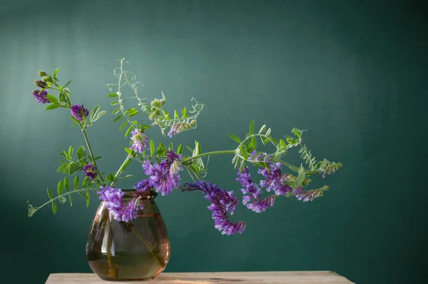 Vad Lila Virágok Üvegvázában Zöld Háttér — Stock Fotó