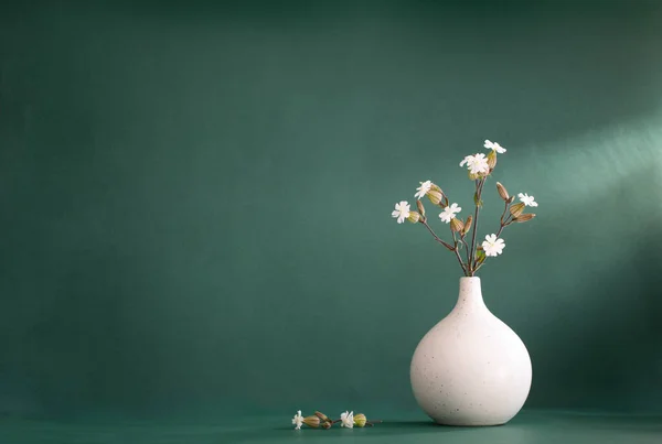 Weiße Wildblumen Moderner Vase Auf Grünem Hintergrund — Stockfoto