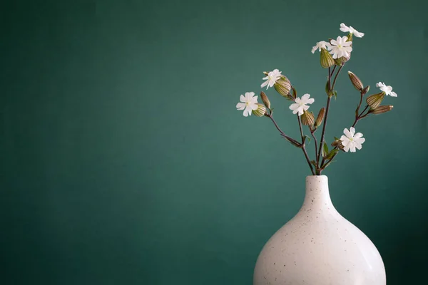 Białe Dzikie Kwiaty Nowoczesnym Wazonie Zielonym Tle — Zdjęcie stockowe