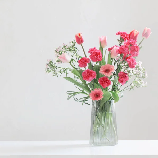 Rózsaszín Tavaszi Virágok Üveg Modern Váza Fehér Háttér — Stock Fotó