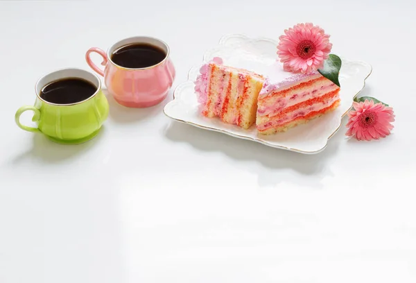 Deux Tasses Thé Avec Gâteau Rose Sur Table Blanche — Photo