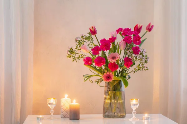 Fiori Rosa Vetro Vaso Moderno Con Candele Ardenti All Interno — Foto Stock
