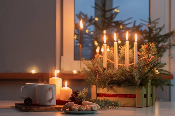 Weiße Tassen Mit Heißgetränk Und Weihnachtsdekoration Hause — Stockfoto